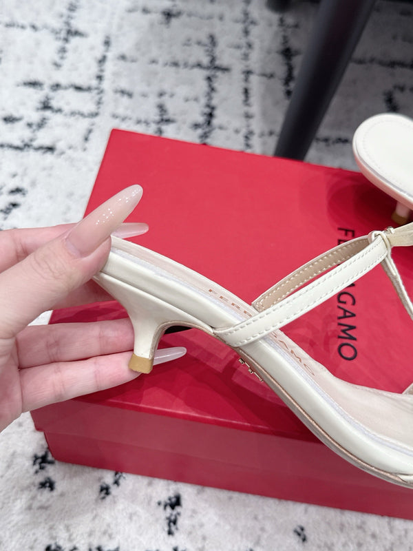 FG 26s T-strap Slippers Cream Leather 923519