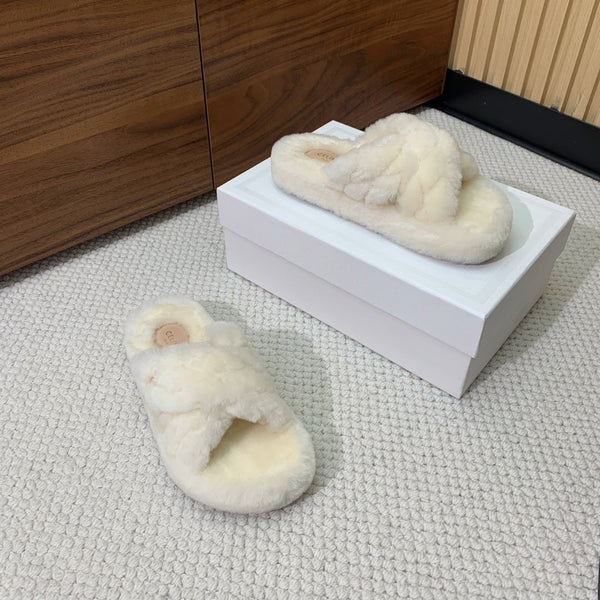 CL 26s Cross-Strap Sandals In White Wool