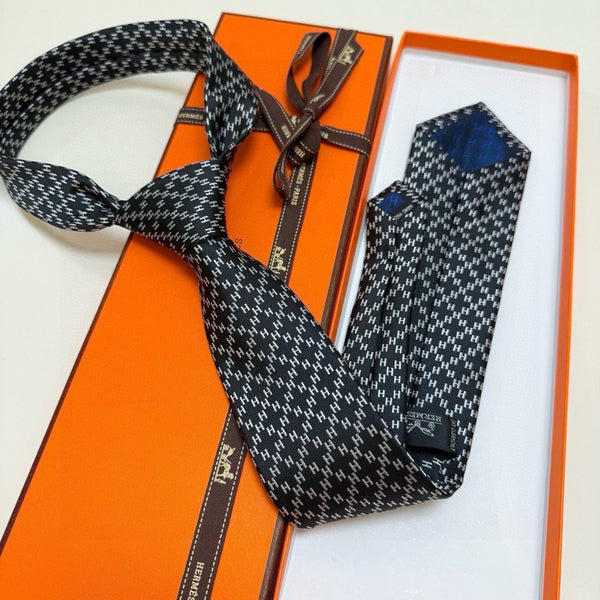 HM Subtle Logo Tie Black Twill Silk 212086