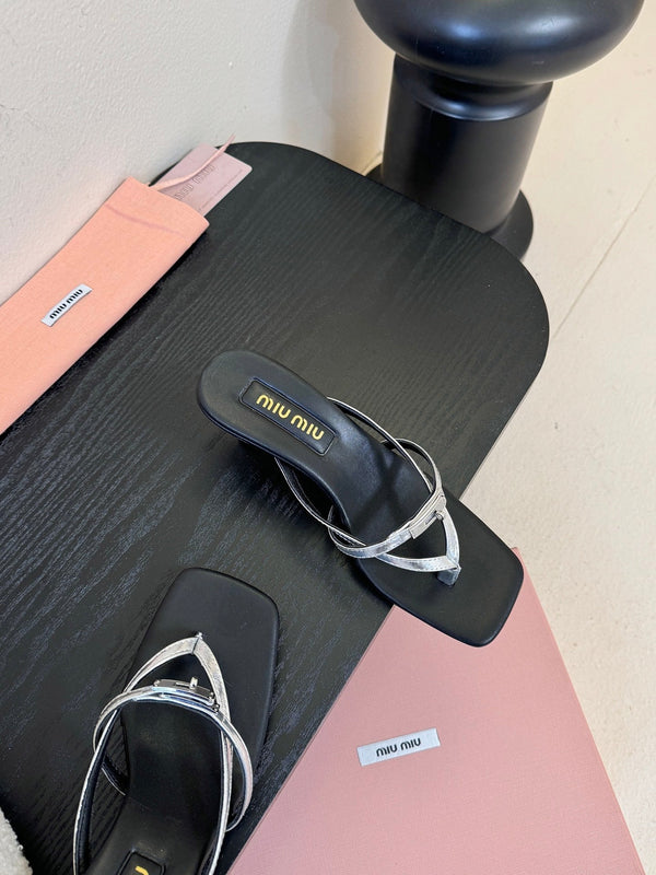 Miu 26s Low-Heel Thong Sandals In Black And Silver Calfskin