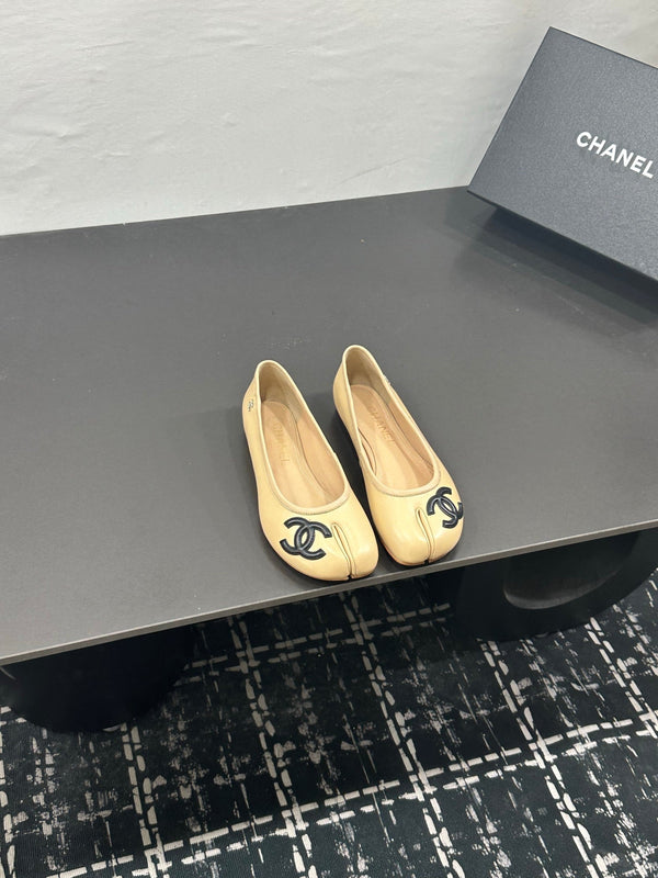 CC 26s Coco Beach Split-Toe Ballet Flats Beige Lambskin 832539