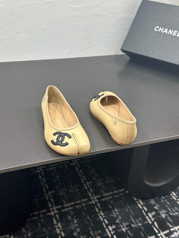 CC 26s Coco Beach Split-Toe Ballet Flats Beige Lambskin 832539