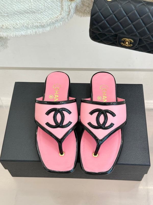 CC 26s Thong Sandal Black Pink Lambskin Patent Leather 917804