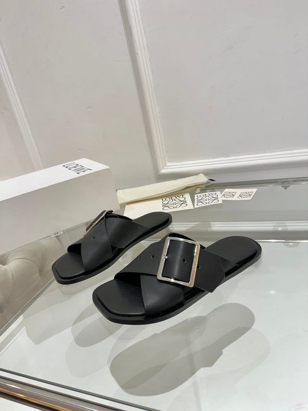 Loew Petal Buckle Slide Black Leather 881316