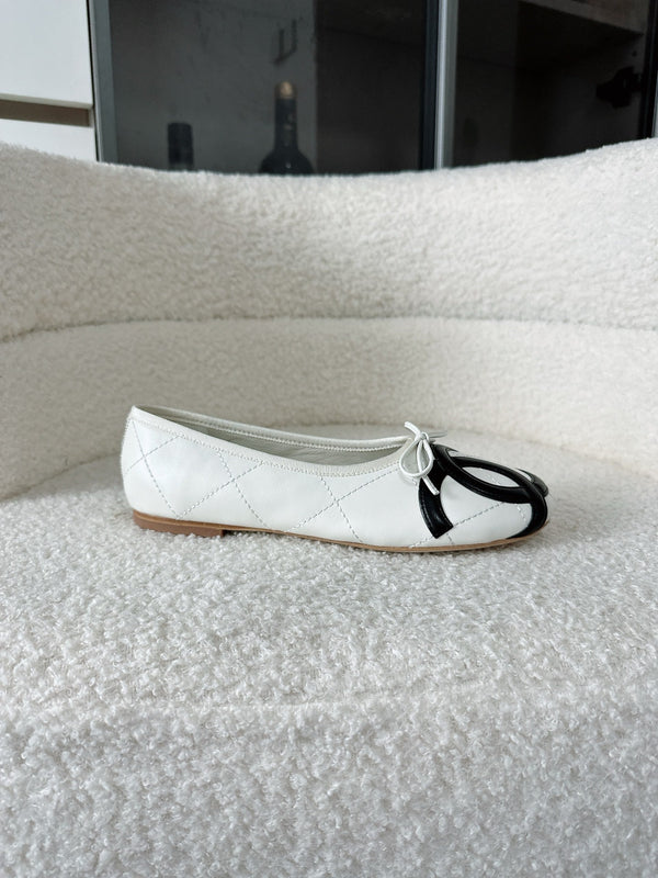 CC 26s Coco Beach Ballet Flats White Quited Lambskin 741121