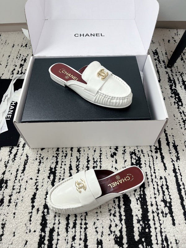 CC 26A Métiers d’art 2026 Mules White Glossy Sheepskin 900758