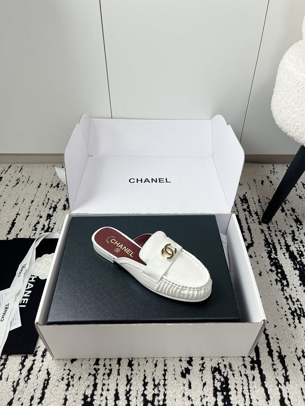 CC 26A Métiers d’art 2026 Mules White Glossy Sheepskin 900758