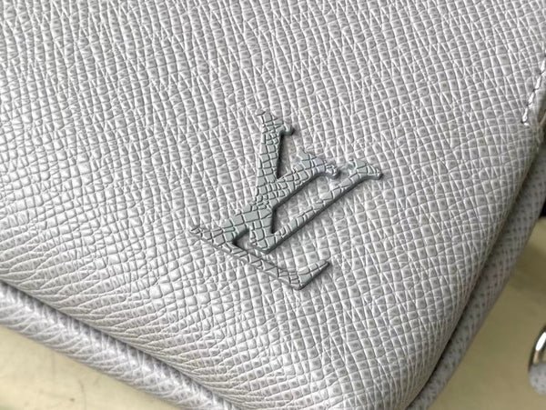 AVENUE MESSENGER 22 IN HARBOR GRAY CALFSKIN
