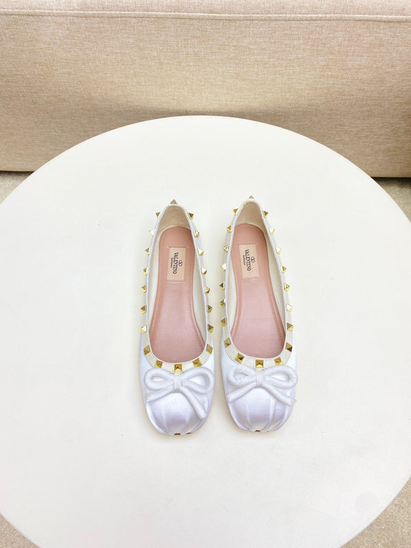 ROCKSTUD PATENT LEATHER BALLERINA IN WHITE SILK