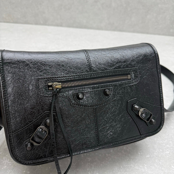 BG Le City Small Flap Messenger Bag Black Oil Wax Leather