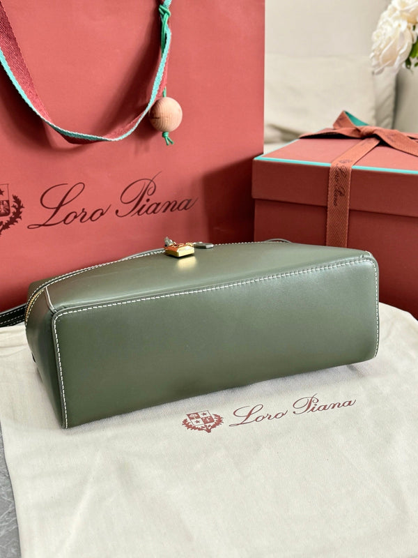LP Extra Pouch L27 Ribbon Green Calfskin 282236