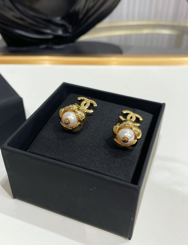 CC 26FW Gorgeous Gold Pearl Earrings 016
