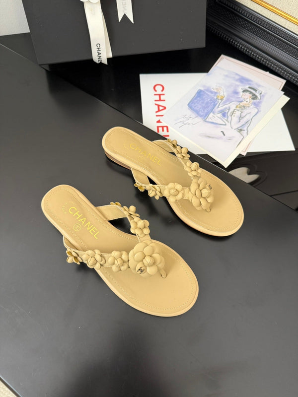 CC 25 Flower Thong Slippers Beige Cowhide 233417