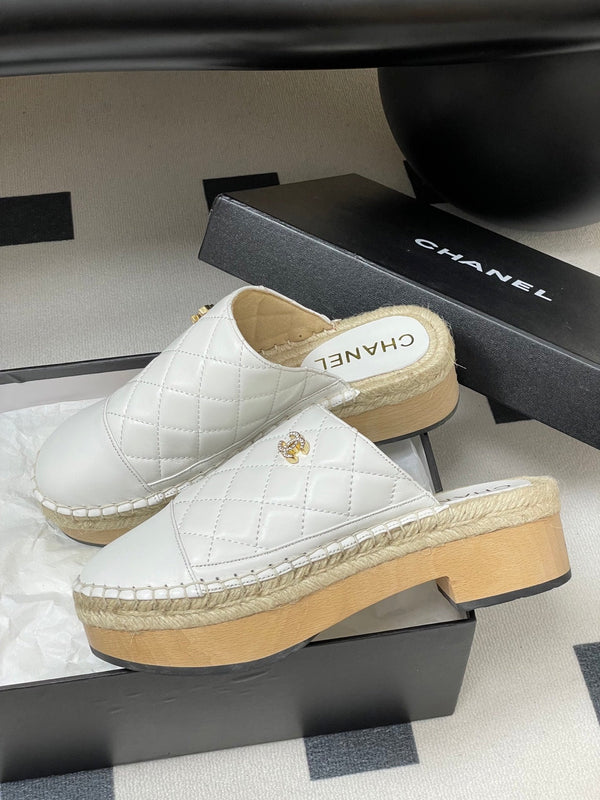CC 25A Clog Slippers 40mm White Quilted Lambskin 393950