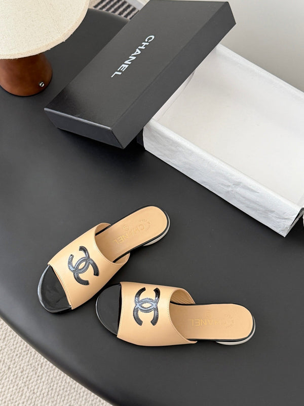 CC 26SS Mary Jane Slippers Black Beige Lambskin Patent Leather 670616