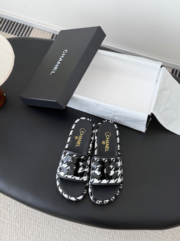 CC 26ss Slippers White Black Sheepskin Woven 670369
