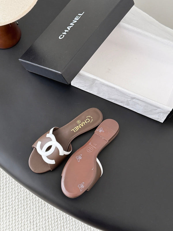 CC 2026 Flat Sandal White Brown Lambskin 675867