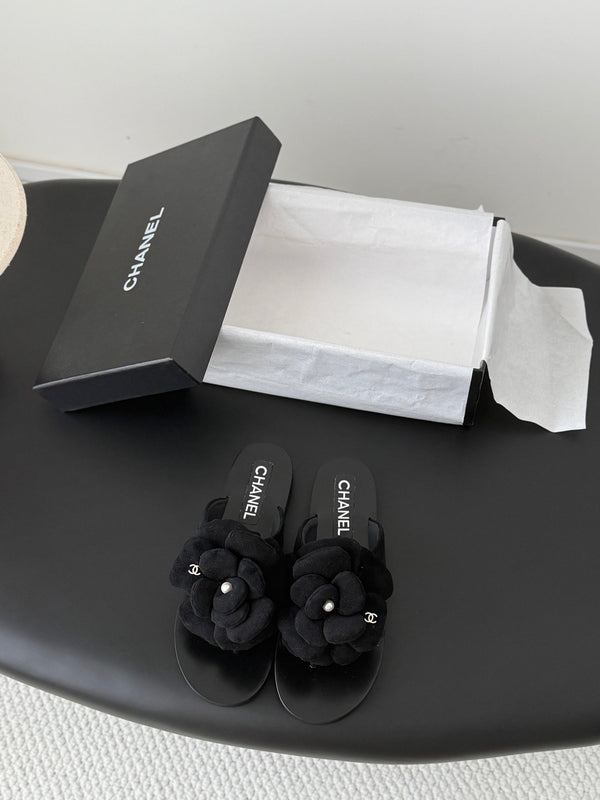 CC 26K Camellia Slippers Black Suede 914833