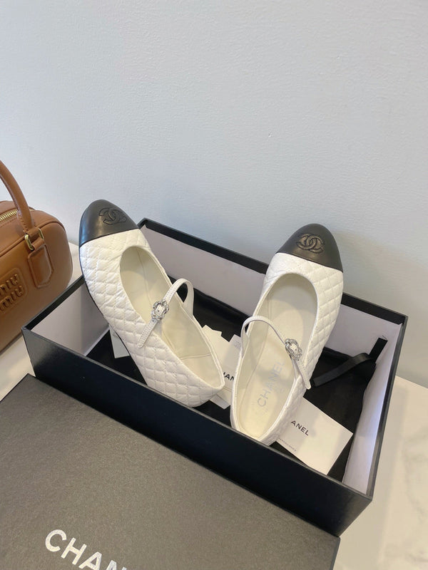 CC 25A Ballet Flat With Strap Quited White Black Sheepskin 530540