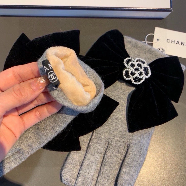GLOVES IN DOVE GRAY WOOL WITH LARGE BLACK BOW 464994