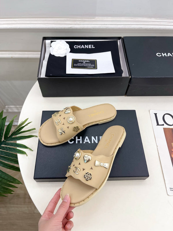 CC 26s Flat Sandals Beige Lambskin Charm-Decorated