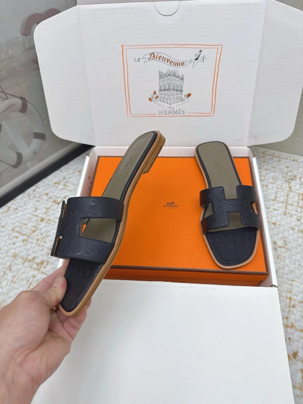 HM 26ss Oran Sandals Taupe Navy Blue Ostrich Leather 625089