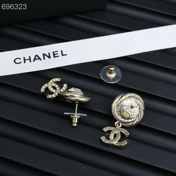PENDANT EARRINGS IN GOLD METAL WHITE CRYSTAL TWISTED RIBBED DOUBLE C