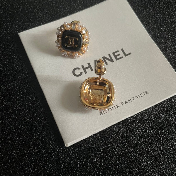 STUD EARRINGS SQUARE DOUBLE C IN GOLD METAL WHITE PEARL BLACK ENAMEL