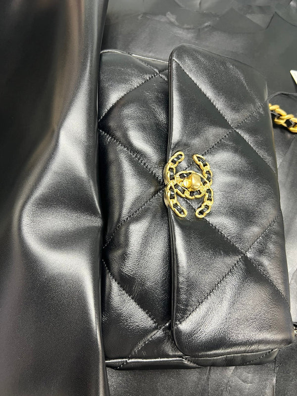 FLAP BAG 26CM GOLD HARDWARE BLACK CALFSKIN