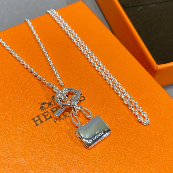 CONSTANCE PEDANT SILVER NECKLACE