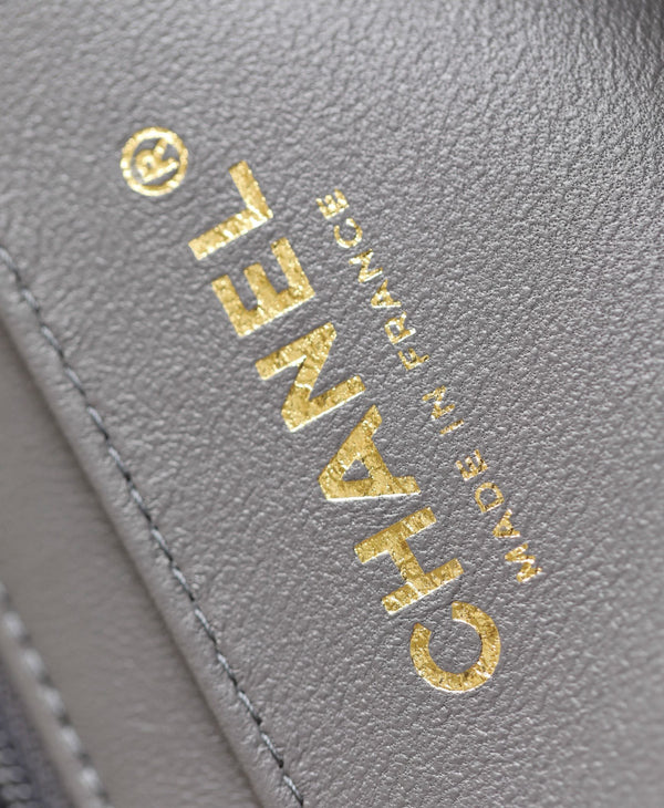 FLAP BAG 23 GREY LAMBSKIN GOLD HARDWARE TOP HAND