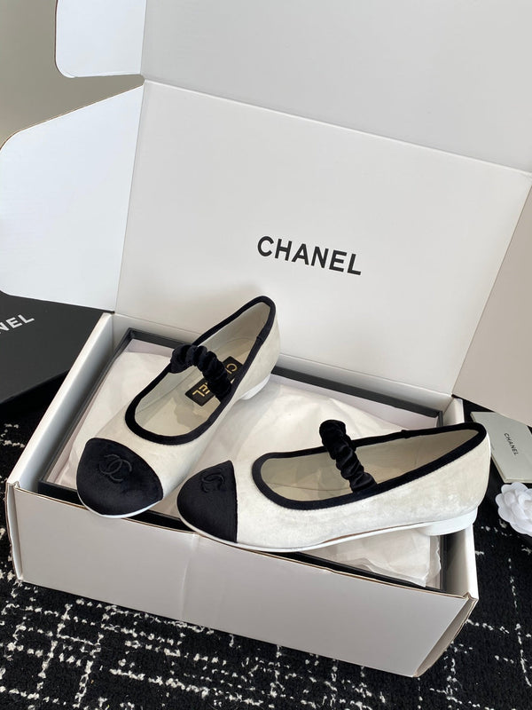 CC 25SS Embroidered Double C logo Mary Janes White Suede 473424