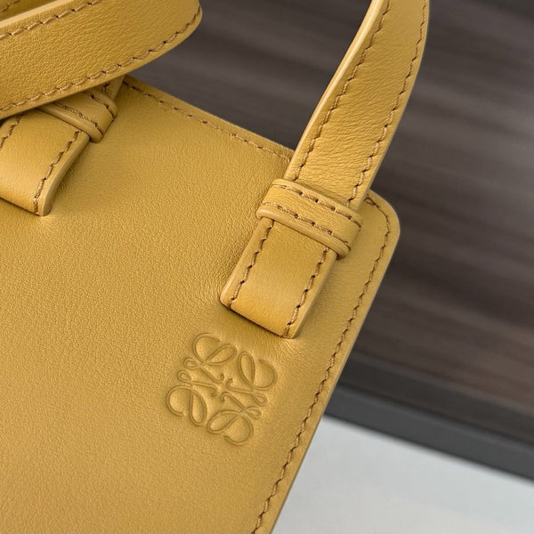 Loewe Hammock 21 Handbag in Yellow Calfskin 274140