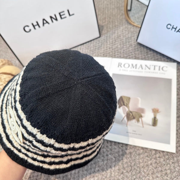 Chanel Simple New Fisherman's Black White  in Wool Knitting 960053
