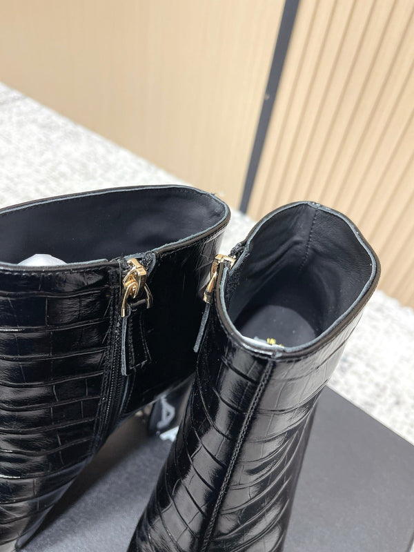 CHANEL Fall/Winter Chelsea Black Short Boots in Cowhide 591404