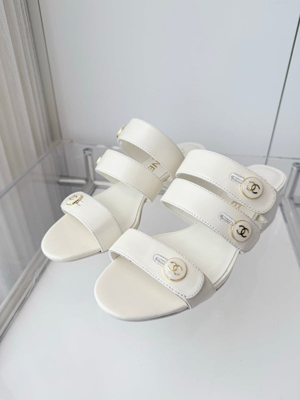 Chanel 26 Turnlock 40 White Sandal Mule in Lambskin 597399