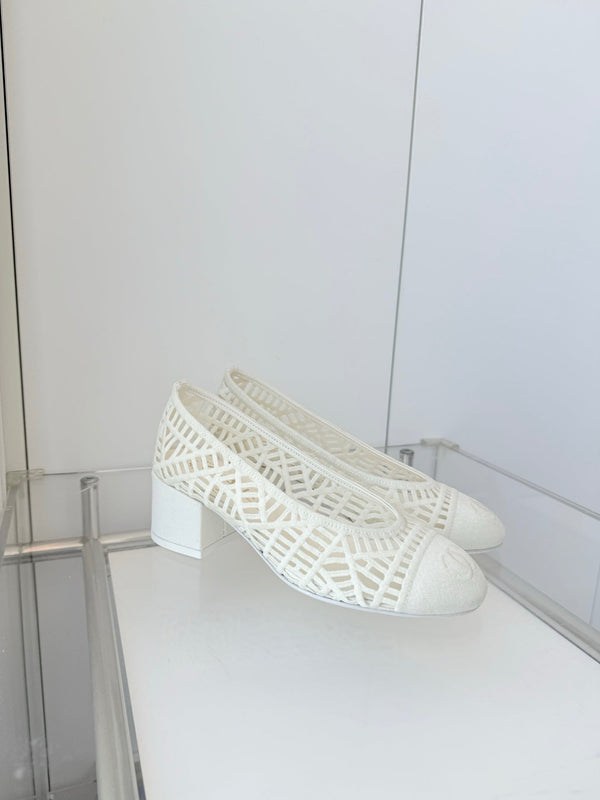 Chanel 26 Ladies 50 Ballet Flats White in Fabric 597342