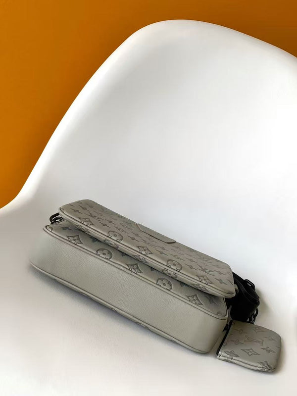 TRIO MESSENGER 25 IN GRAY MONOGRAM SHADOW CALFSKIN