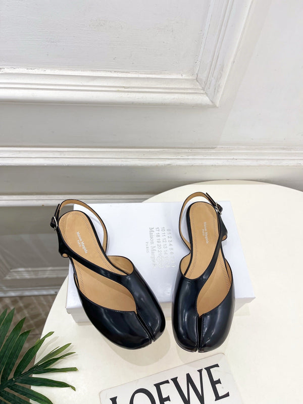 MM6 Tabi 26 Split-Toe Flat Sandals Black in Cowhide 631897