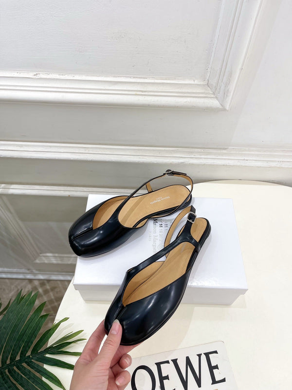 MM6 Tabi 26 Split-Toe Flat Sandals Black in Cowhide 631897