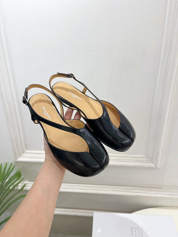 MM6 Tabi 26 Split-Toe Flat Sandals Black in Cowhide 631897
