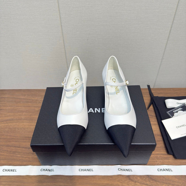 Chanel 26 Pointed-Toe Low Heel 25 Mary Janes White Black in Cowhide Fabric 632187