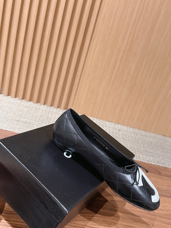 Chanel Vintage Cambon Ballet Flats Black White in Lambskin 692528
