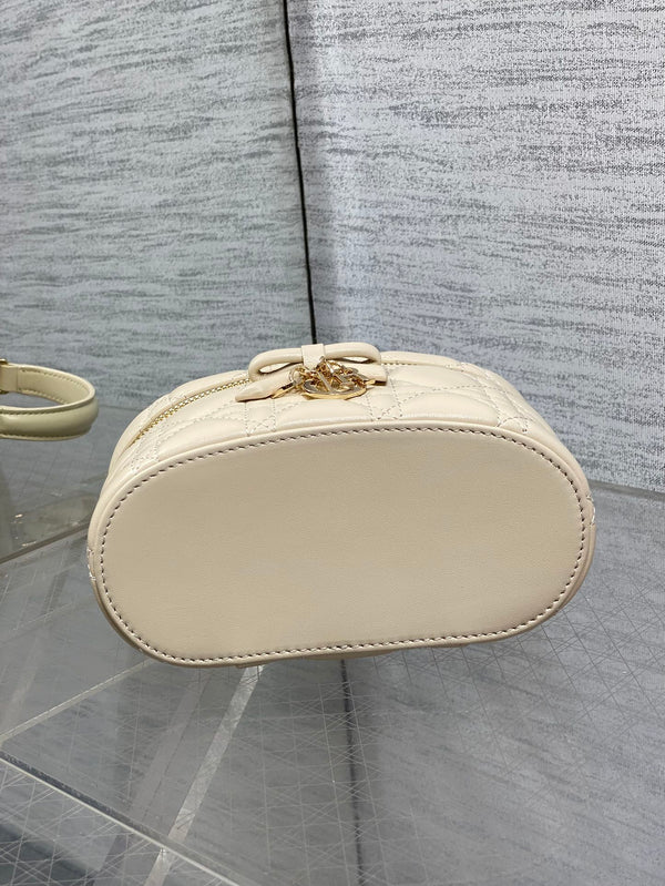 CD Bow-embellished Cosmetic Bag 17.5 Beige in Lambskin 286418