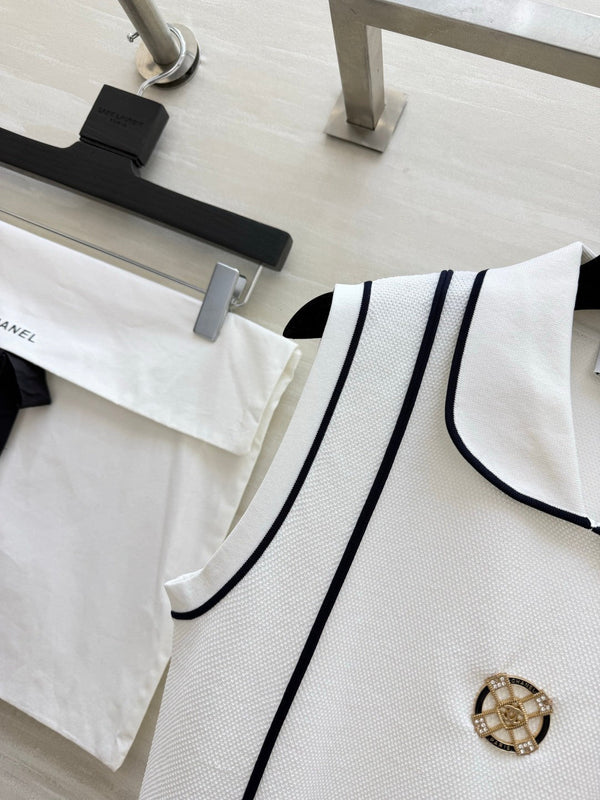 CC 26 Classic Preppy Vest White in Wool Knitwear 379455