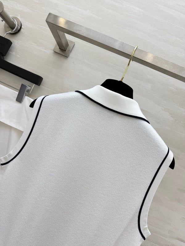 CC 26 Classic Preppy Vest White in Wool Knitwear 379455