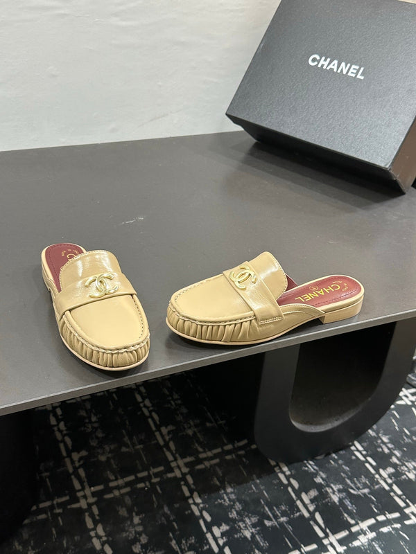 CC 2026 Double C Logo Loafers Begie Leather Sheepskin 832503