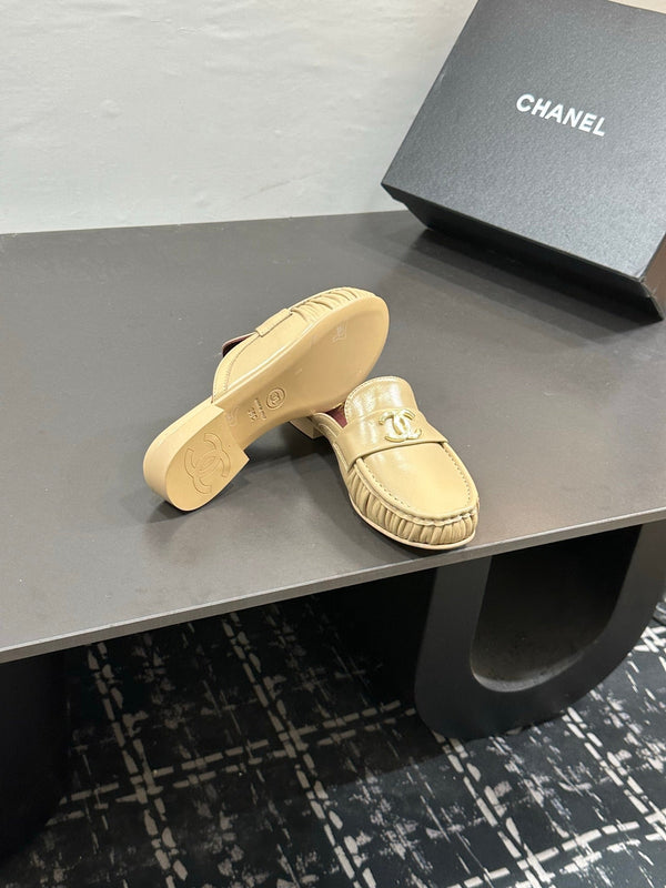 CC 2026 Double C Logo Loafers Begie Leather Sheepskin 832503