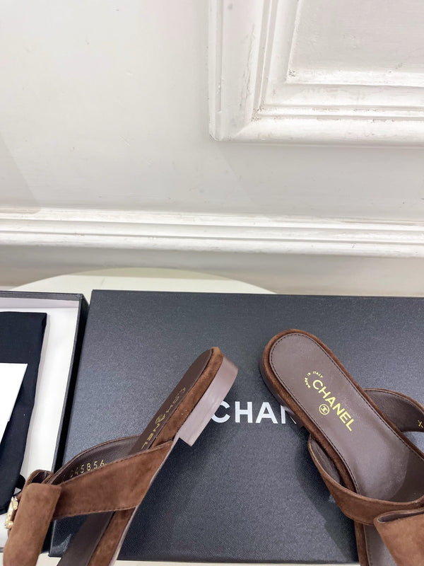 CC Bow Thong Flat Sandals Dark Brown Suede 891776