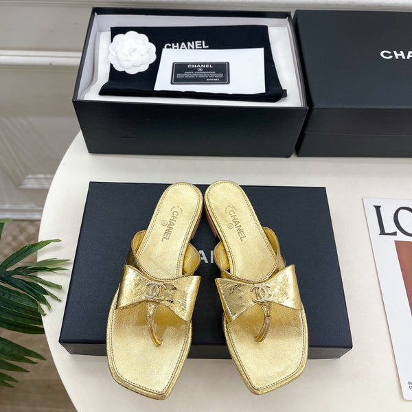 CC Bow Thong Flat Sandals Gold Metallic Leather 891773